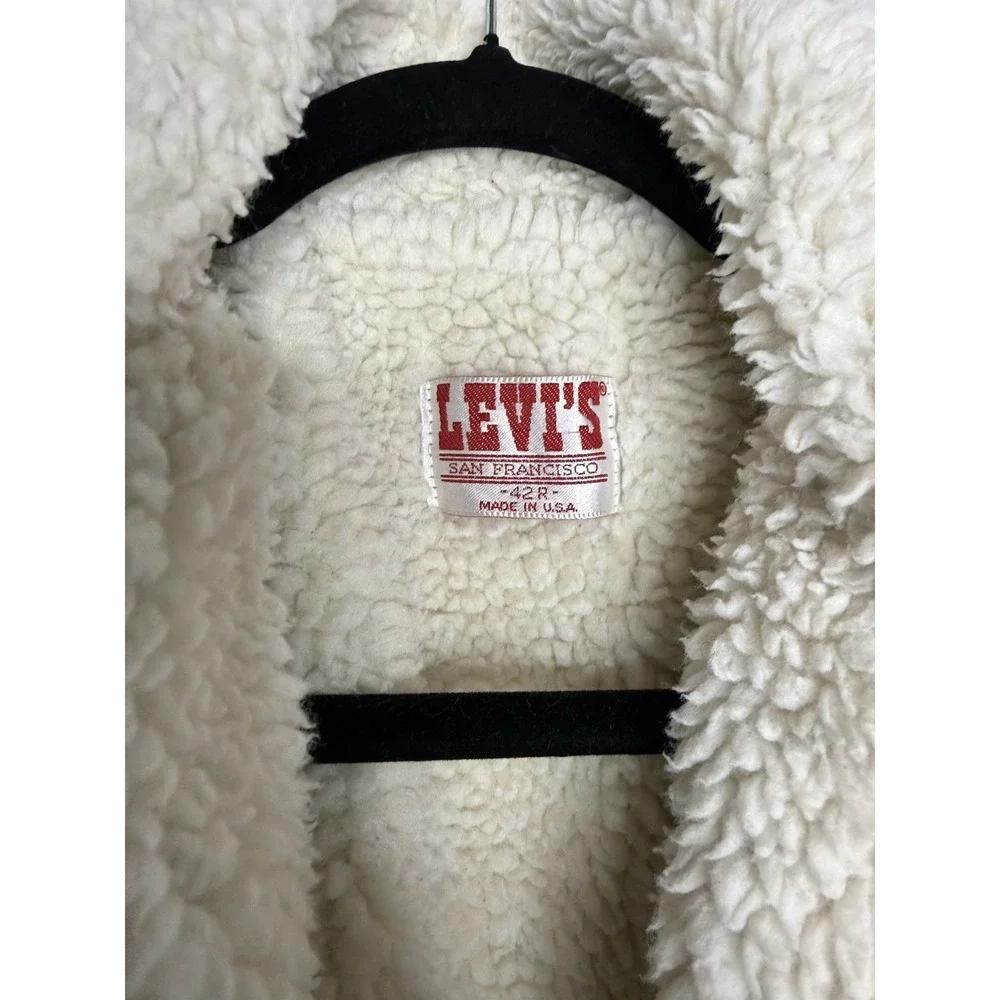 Vintage USA Levi's Light Wash Relaxed Fit Sherpa Lined Trucker Jacket Size 42R